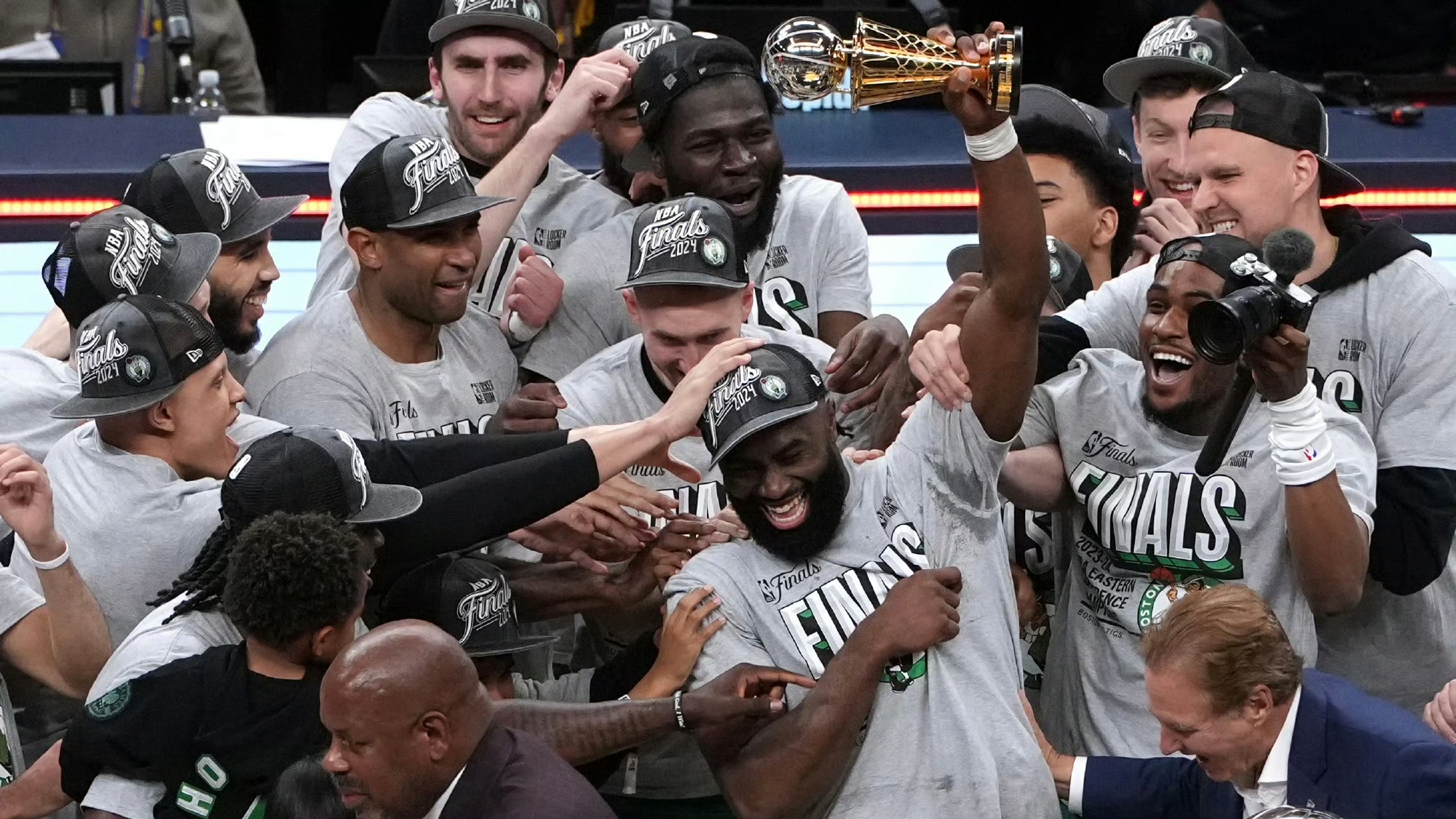 爵士鏖战凯尔特人，塔图姆扛起全队